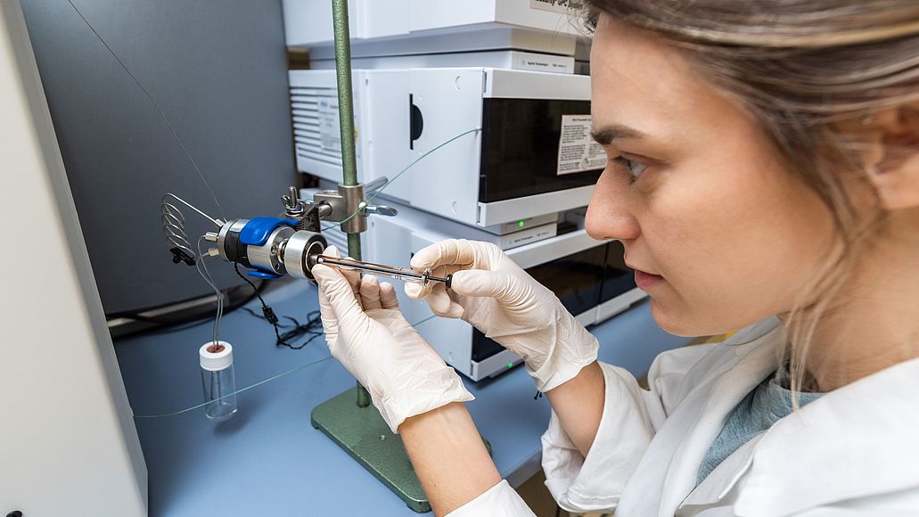 Forscherin im Labor restauriert ein Objekt.