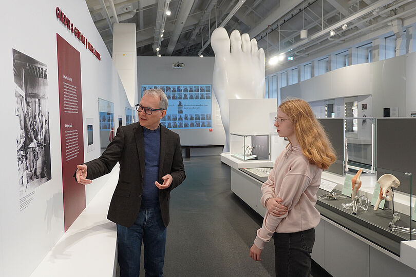 Florian Breitsameter und Amalia stehen in der Ausstellung Gesundheit.