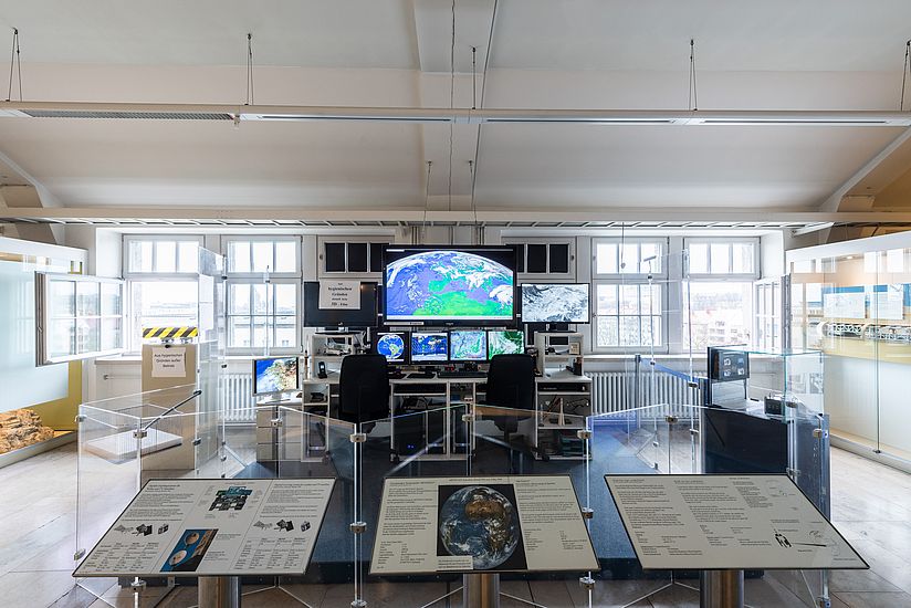 Wettersatelliten-Empfangsstation in der Geodäsie-Ausstellung.