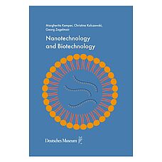 Buchcover mit blauem Hintergrund: Titel "Nanotechnology and Biotechnology" oben links, Autorenangaben (Margherita Kemper, Christine Kolczewski, Georg Zagelmair) in weiß, darunter eine große stilisierte orange Lipid-Doppelschicht / Vesikel mit drei geschwungenen RNA-ähnlichen Strängen in der Mitte; unten Logo und Schriftzug "Deutsches Museum".