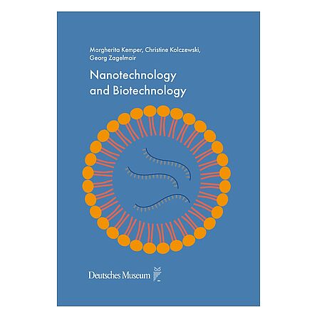 Buchcover mit blauem Hintergrund: Titel "Nanotechnology and Biotechnology" oben links, Autorenangaben (Margherita Kemper, Christine Kolczewski, Georg Zagelmair) in weiß, darunter eine große stilisierte orange Lipid-Doppelschicht / Vesikel mit drei geschwungenen RNA-ähnlichen Strängen in der Mitte; unten Logo und Schriftzug "Deutsches Museum".
