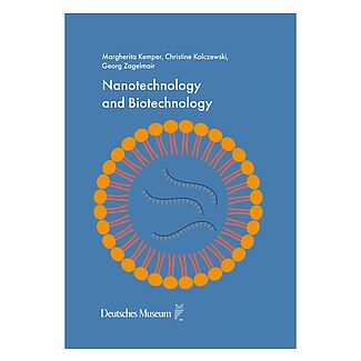 Buchcover mit blauem Hintergrund: Titel "Nanotechnology and Biotechnology" oben links, Autorenangaben (Margherita Kemper, Christine Kolczewski, Georg Zagelmair) in weiß, darunter eine große stilisierte orange Lipid-Doppelschicht / Vesikel mit drei geschwungenen RNA-ähnlichen Strängen in der Mitte; unten Logo und Schriftzug "Deutsches Museum".