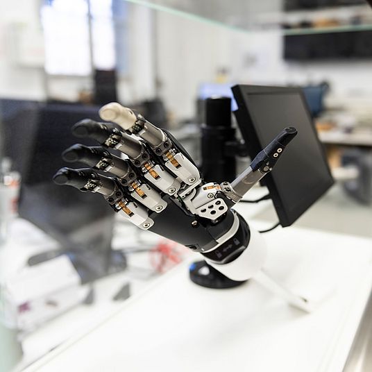 Medienstation Prothesenhand im Medienlabor.