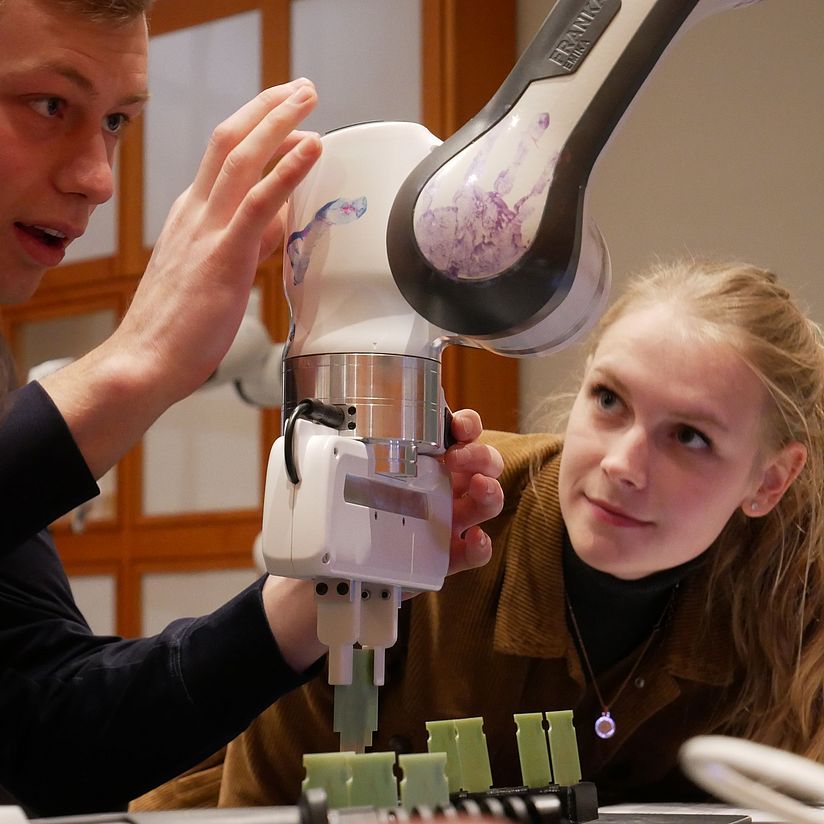 Roboterarm Projekt Geriatronik Projekt Geriatronik Roboterarm