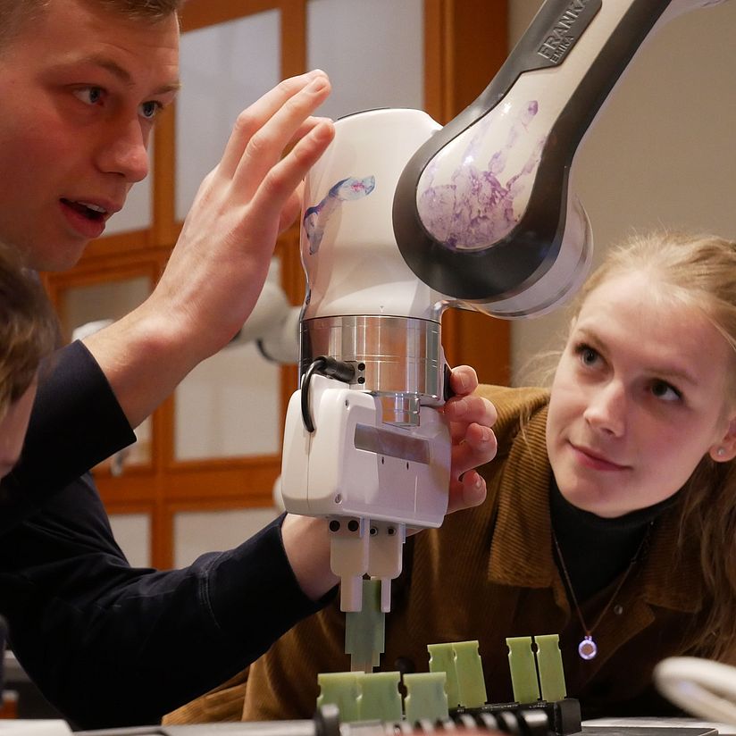 Roboterarm Projekt Geriatronik Projekt Geriatronik Roboterarm