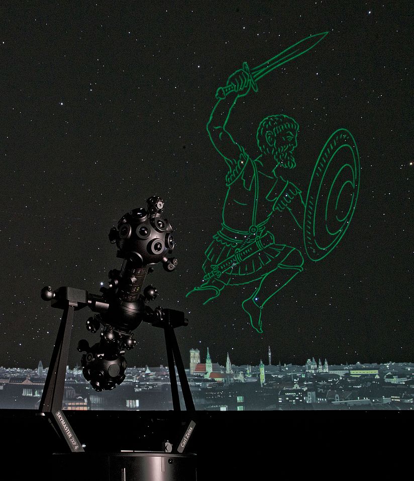 Projektion im Planetarium: Sternenhimmel über München mit Sternzeichen.