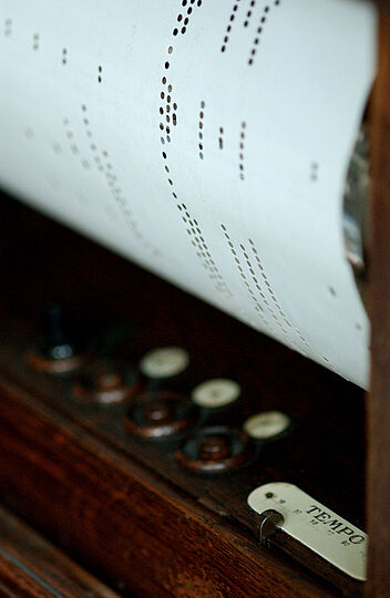Detail zeigt Notenrolle im Reproduktionsklavier "Phonoliszt Violina".