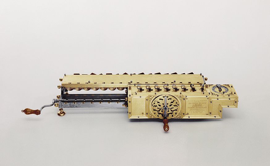 Replica of the first calculating machine capable of the four basic arithmetic operations, constructed by Gottfried Wilhelm Leibniz.