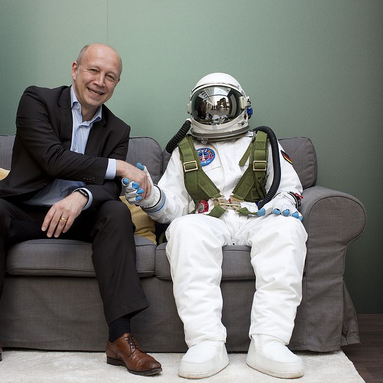 Andreas Kuhlmann begrüßt einen Astronauten