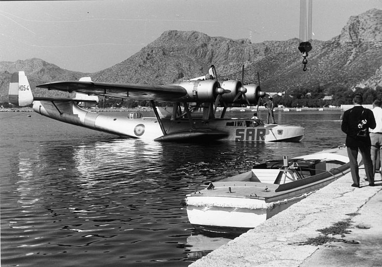 Eine spanische Do 24 wird in Polensa, Mallorca, ins Wasser gesetzt.