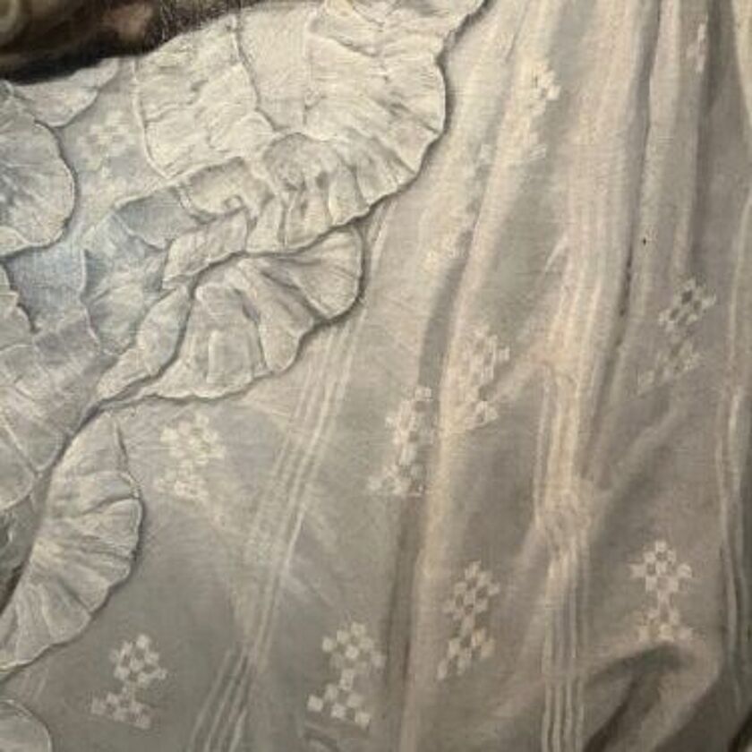 Detailfotografie eines Kleidstoffs aus einem Gemälde von Friederike Charlotte von Brandenburg-Ansbach. Zu erkennen sind grafisch-geometrische Muster, Streifen und stilisierte Bäume auf dem weißen Stoff.