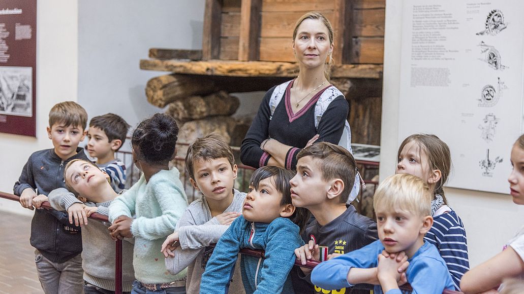 Robotik Grundschule in Kraftmaschinenausstellung Grundschulklasse in der Ausstellung Kraftmaschinen