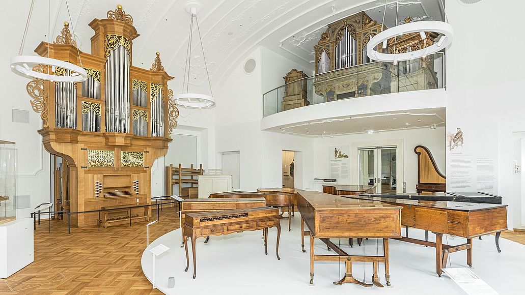 zur Ausstellung Musikinstrumente