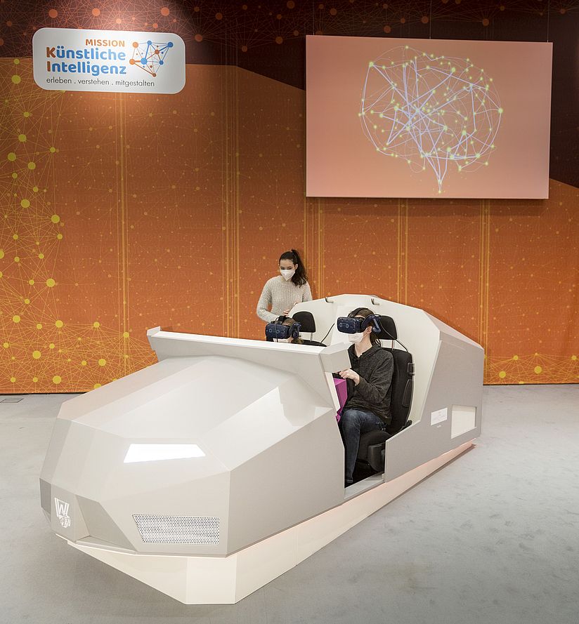 Museumsteam testet Erlebnisraum Autonomes Fahren in der Austellung Mission KI Das Museumsteam testet im Erlebnisraum der Ausstellung KT Anwendungsbeispiel Autonomes Fahren