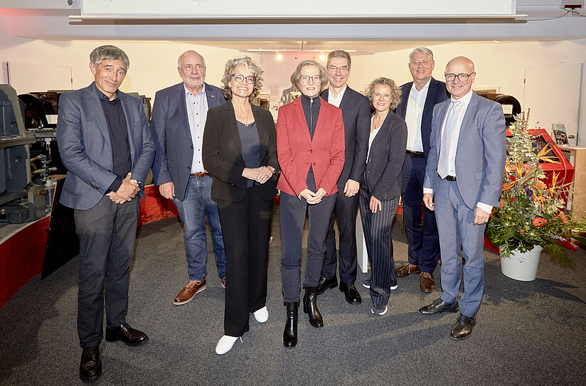 Gruppenbild Teilnehmer und Teilnehmerinnen Festveranstaltung 30 Jahre Deutsches Museum Bonn