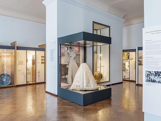 Das Glasfaserkleid in der Ausstellung Museumsgeschichte