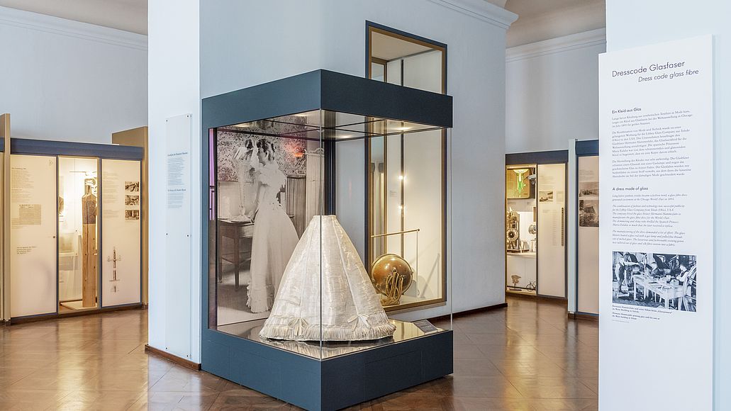 Das Glasfaserkleid in der Ausstellung Museumsgeschichte
