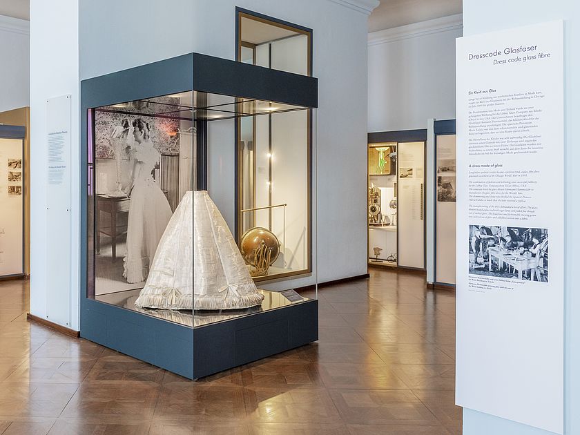 Das Glasfaserkleid in der Ausstellung Museumsgeschichte