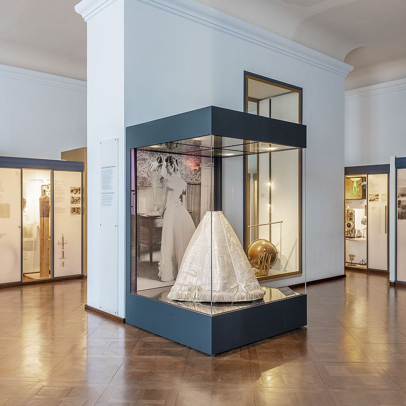 Das Glasfaserkleid in der Ausstellung Museumsgeschichte