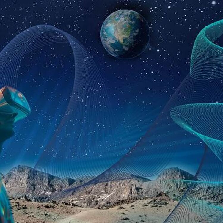 Ein junger Mann mit Virtual-Reality-Headset blickt nach oben in eine sternenklare, futuristische Landschaft mit wellenförmigen, cyanfarbenen Datenströmen, felsigen Bergen im Vordergrund und der Erde als Planet am Nachthimmel.