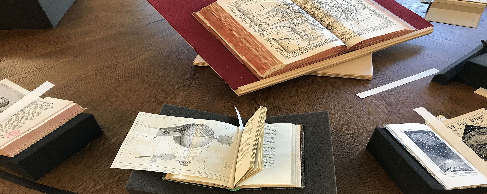 Rara-Bücher liegen auf einem Tisch aus