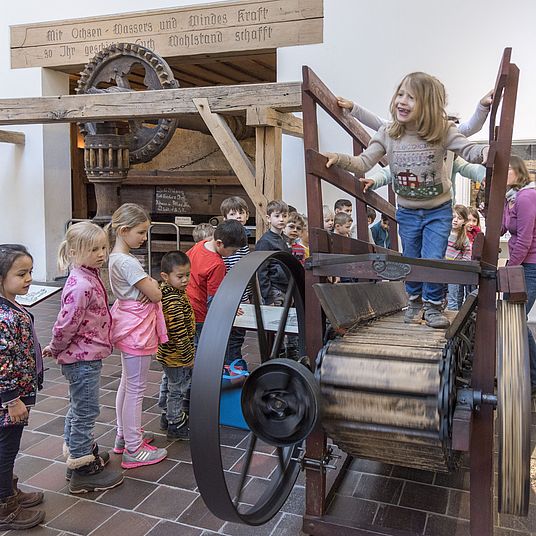 Robotik Kinder in Ausstellung Kraftmaschinen Programm Robotik in den Ausstellungen