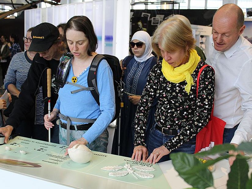 TeilnehmerInnen der Tastführung in der Sonderausstellung "Kosmos Kaffee".