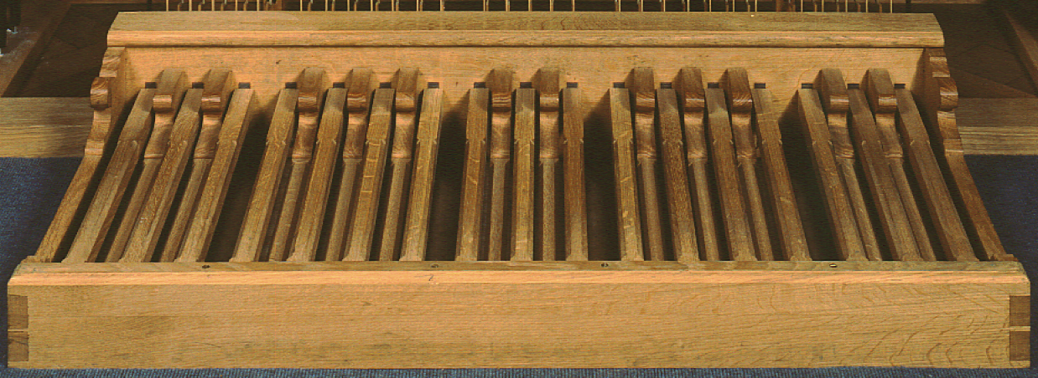 Foto der übereinanderliegenden Manualtastaturen der Ahrend-Orgel