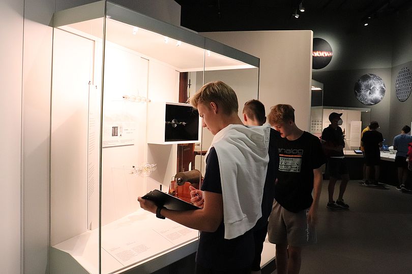 Jugendlicher in der Ausstellung Atomphysik