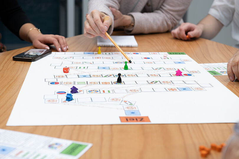 Spielbrett mit Händen