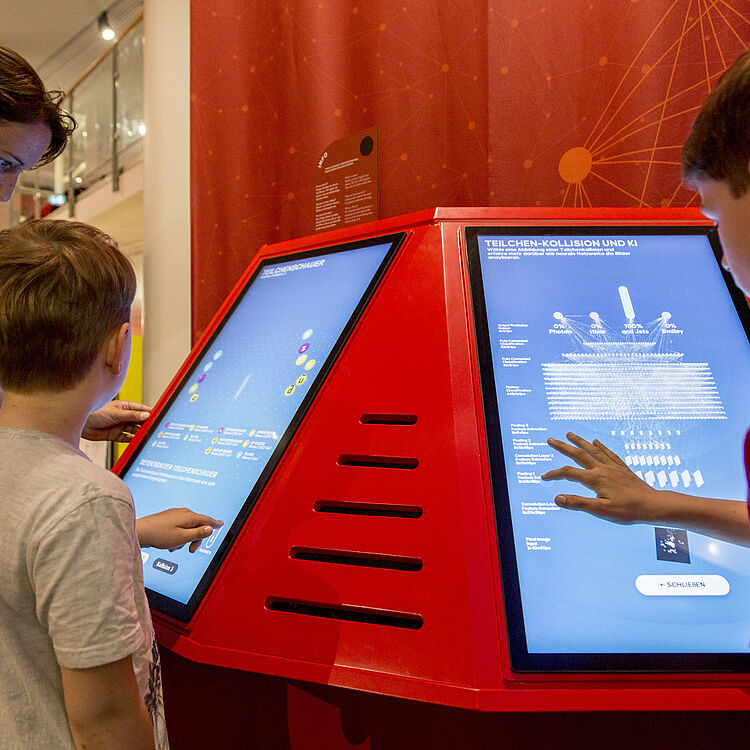 Erlebnisraum KI Teilchenphysik mit Station Auswertung Kollisionsdaten.