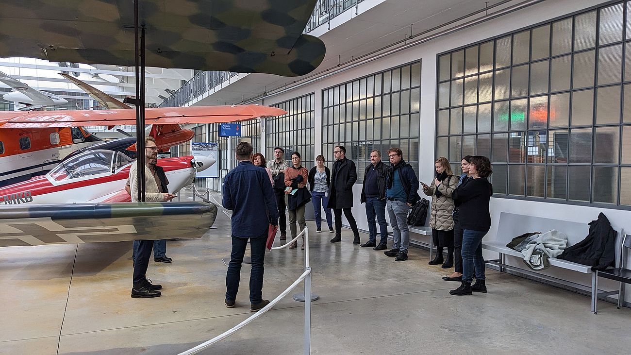 Foto vom Besuch der AG Technisches Kulturgut im Arbeitskreis Provenienzforschung e. V. in der Flugwerft Schleißheim 20.10.2023