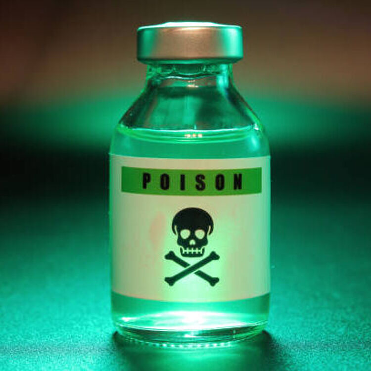 Klares Glasfläschchen mit silberner Kappe auf grün beleuchtetem Untergrund, Etikett mit großem Schriftzug „POISON“ und Totenkopf mit gekreuzten Knochen.