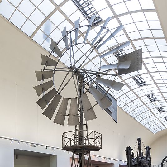 Blick in die Ausstellung Kraftmaschinen mit Muskel-, Wind-, frühen Wasserkraft- und Dampfmaschinen.