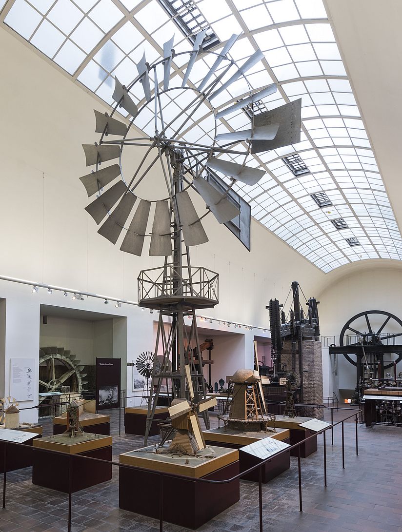 Blick in die Ausstellung Kraftmaschinen mit Muskel-, Wind-, frühen Wasserkraft- und Dampfmaschinen.