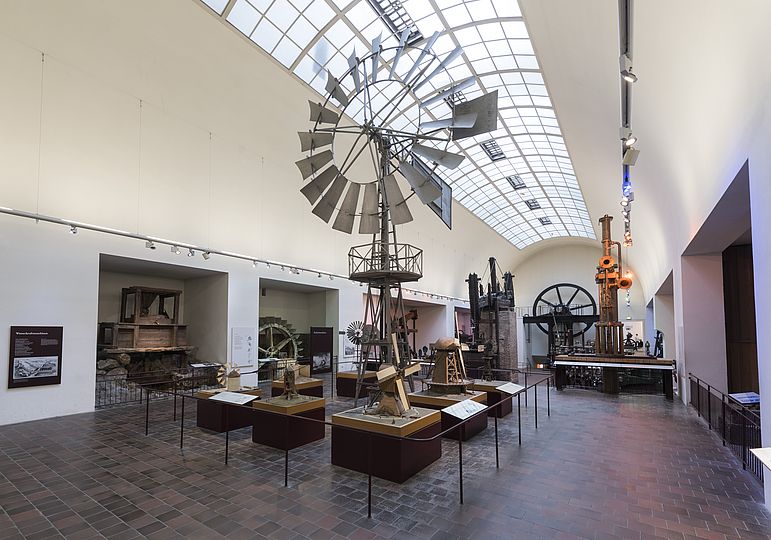 Blick in die Ausstellung Kraftmaschinen mit Muskel-, Wind-, frühen Wasserkraft- und Dampfmaschinen.