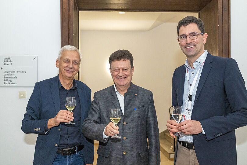 Wolfgang M. Heckl, Helmuth Trischler und Johannes-Geert Haagmann stoßen an.