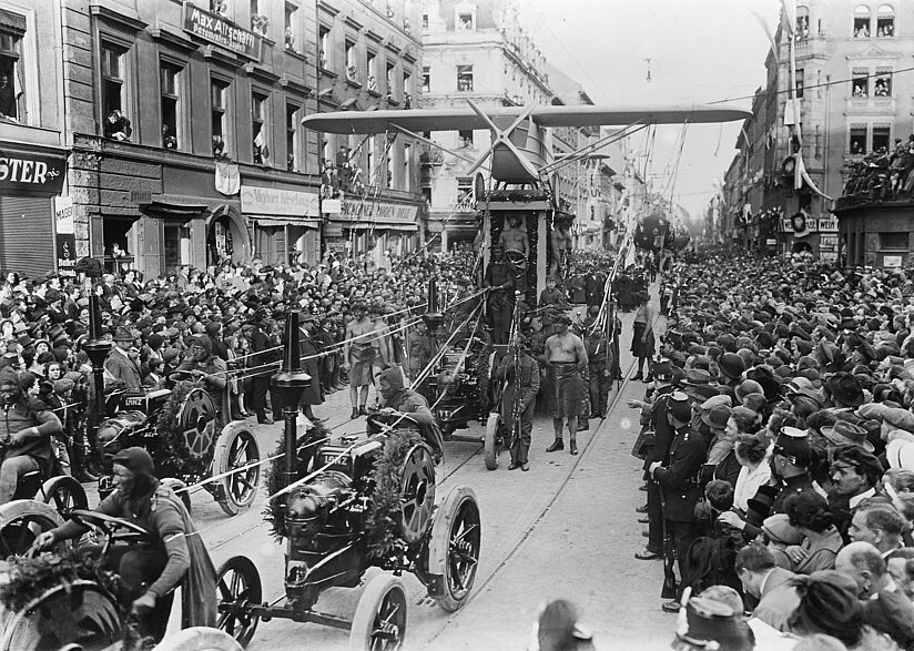 Wagen der Maschinenbauer zum Festzug am 5.5.1925 anlässlich der Eröffnung des Ausstellungsgebäudes auf der Museumsinsel