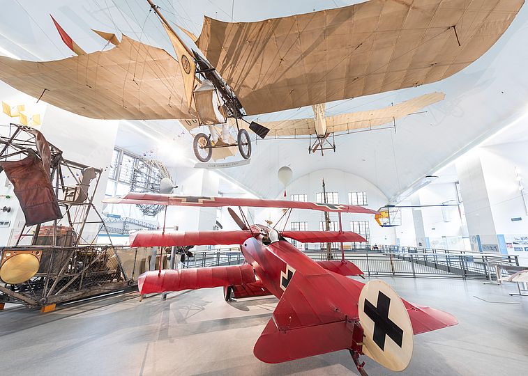 Blick in die Alte Luftfahrthalle über der Ausstellung Schifffahrt.