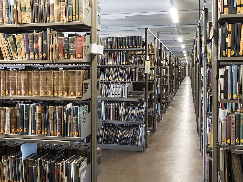 Bücherregale im Magazin