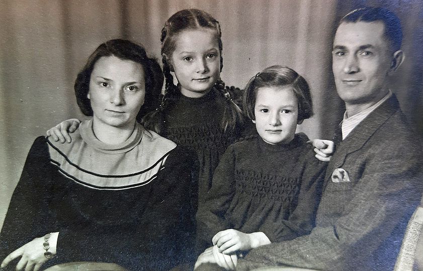 Fritz Menzer mit Frau und Töchtern.