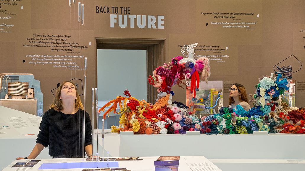 Blick in die Sonderausstellung "Willkommen im Anthropozän" mit gehäkeltem Korallenriff.