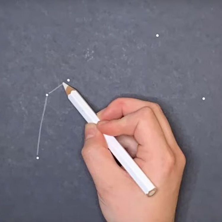 Hand hält weissen Buntstift, Verbindung von Punkten (Sternen)