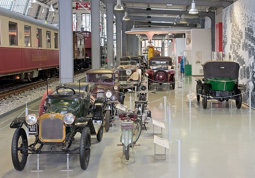 Blick in den Ausstellungsbereich Reisen im Automobilzeitalter.