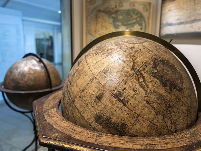 Zwei der historischen Globen.
