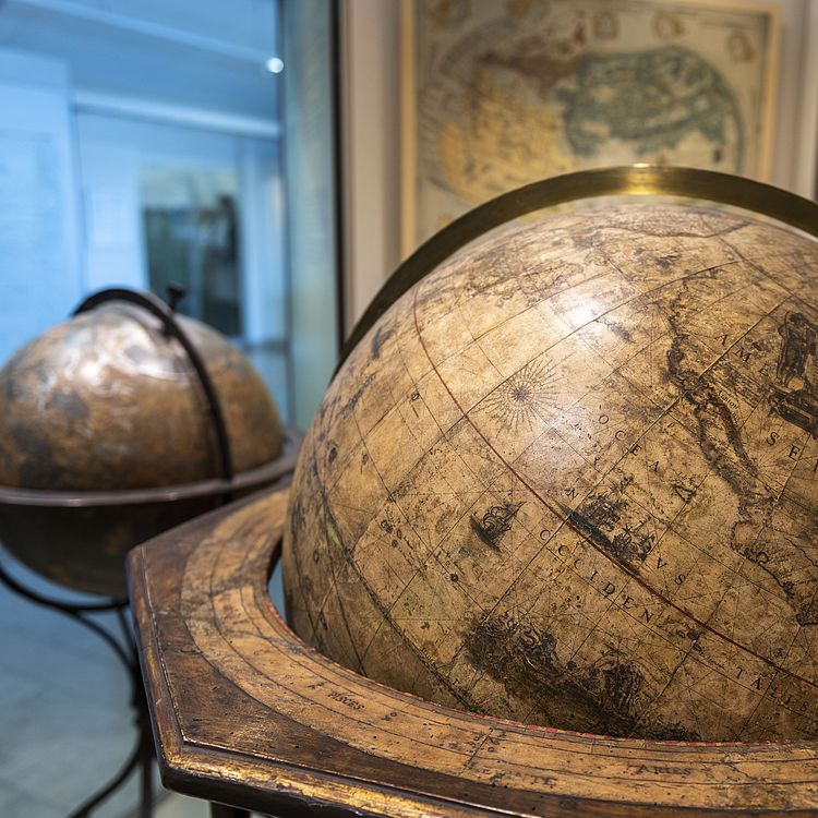 Zwei der historischen Globen.