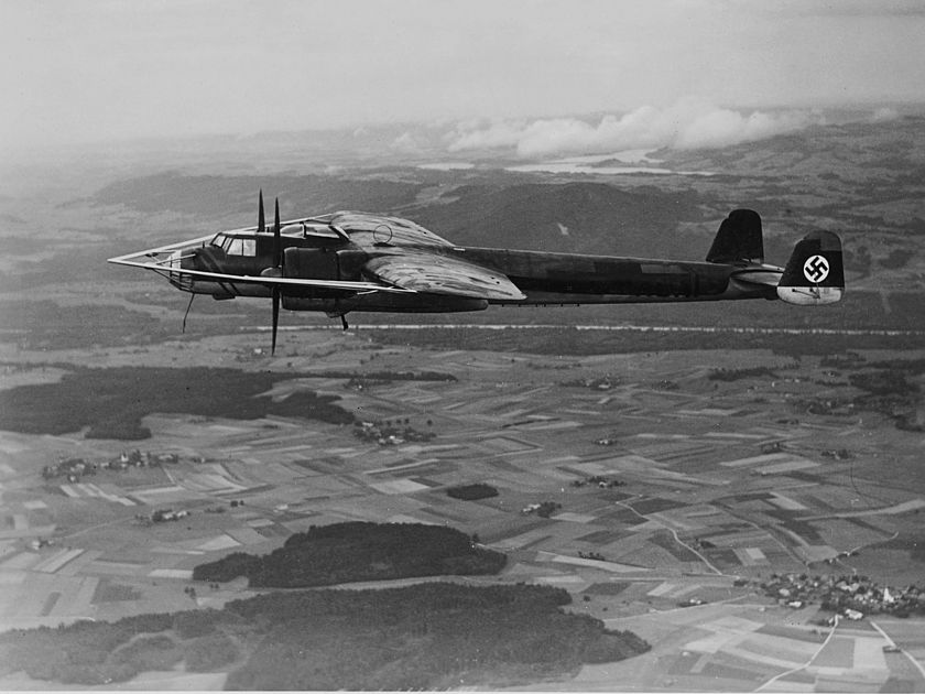 Flugzeug mit Seilabweiser.