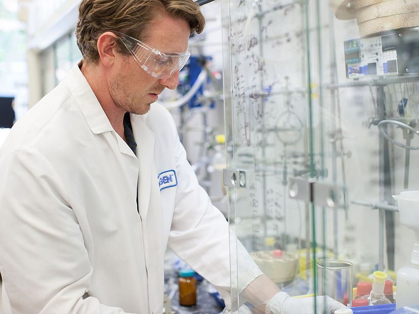 Ein Forscher arbeitet an der Sterilbank.