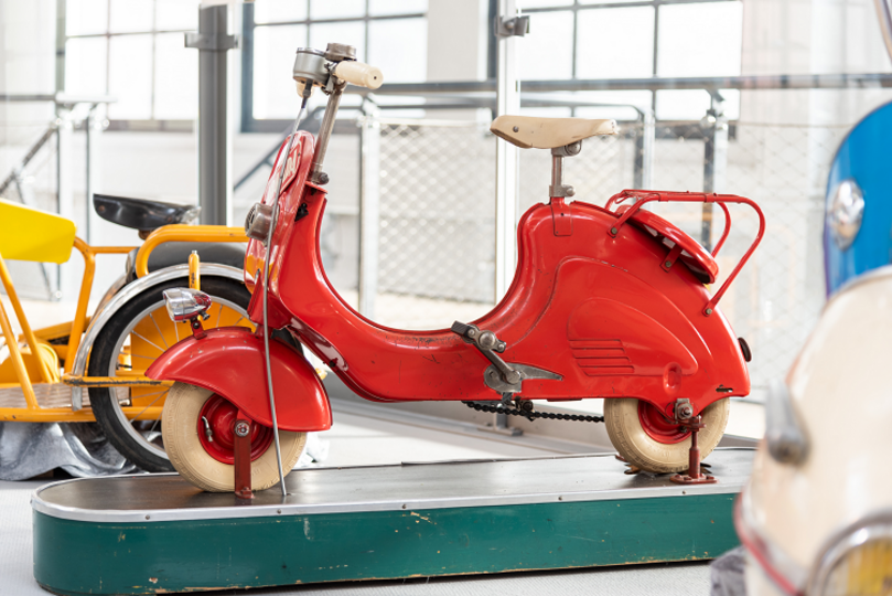 Roter Ferbedo Roller in der Sonderausstellung Mobile Kinderwelten.