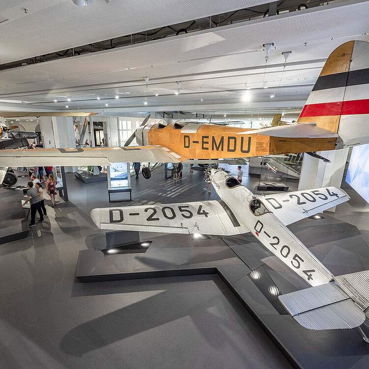 Flugzeuge hängen von der Decke der Ausstellungshalle.